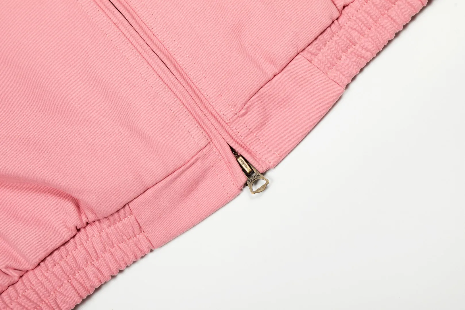 P300 top quality" Style number: 8101# (not off the shelves all year round) [Ralph Lauren/Ralph Lauren old cadre pony embroidered armband POLO jacket] ✅Ralph Lauren Ralph Lauren classic basic American retro old cadre goddess style jacket ✅Pure cotton high-gram heavy wash, soft, comfortable and tangible, upright and textured ✅Customized Vintage bronze double-open zipper head to restore the same quality as the cabinet version ✅This style: White/khaki color. There are waist patterns inside the threads of the collar and cuffs. Please note~ ✅Retro versatile jacket. The upper body is very flattering. Versatile model YYDS~ ✅Versatile for daily wear and work wear. ✅The upper body is simple and easy to wear. A must-have for goddess ootd. Good-looking clothes are never too picky. A must-have in the goddess' wardrobe. Size: S-XL. Color: White, yellow, red, navy, khaki, pink, light blue, olive green.